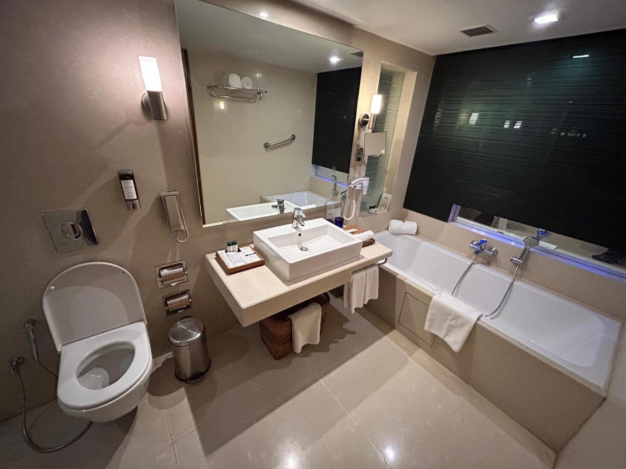 Fortune Select Sg Highway, Ahmedabad - Member Itc Hotels' Group Eksteriør billede