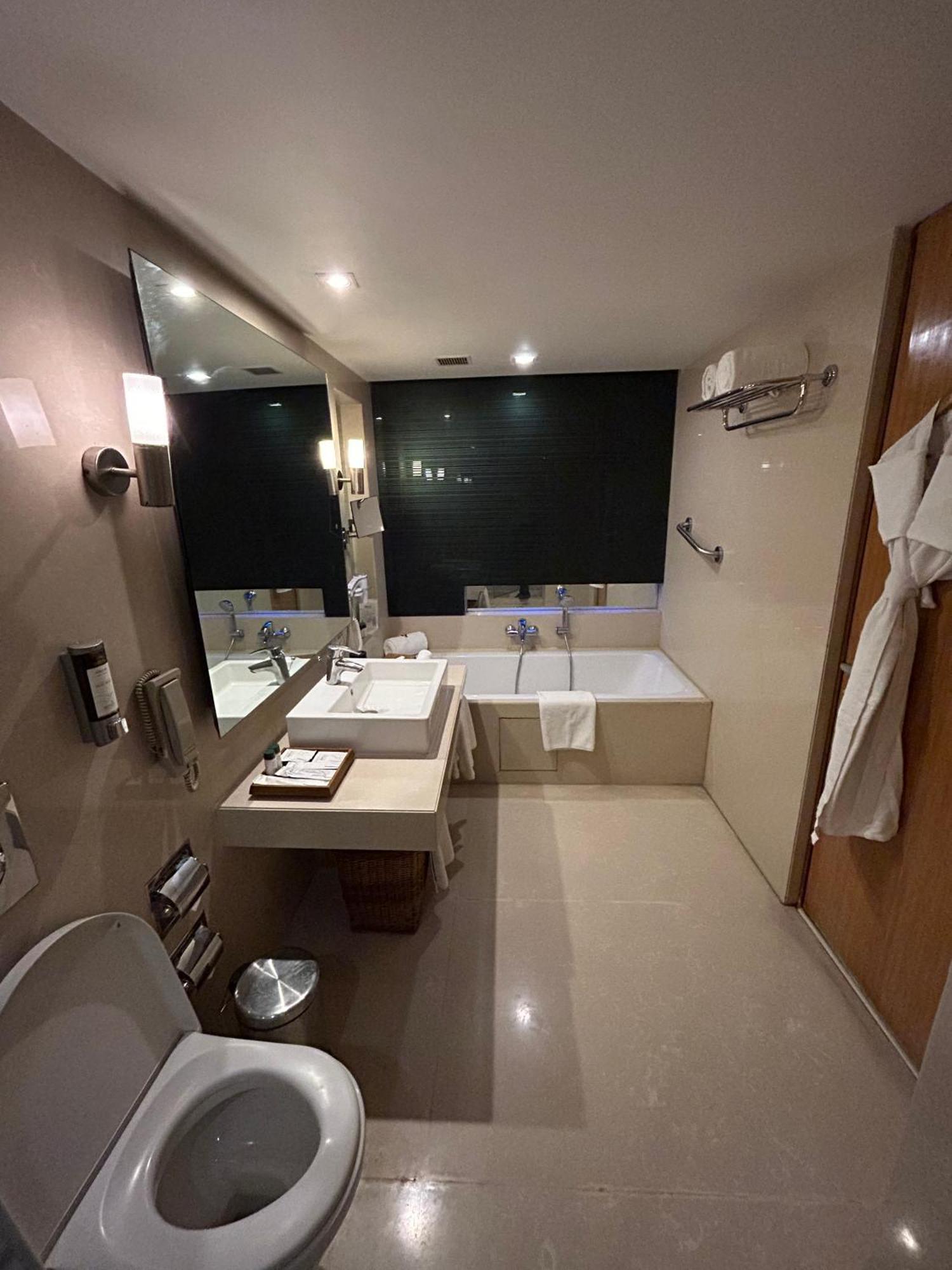 Fortune Select Sg Highway, Ahmedabad - Member Itc Hotels' Group Eksteriør billede