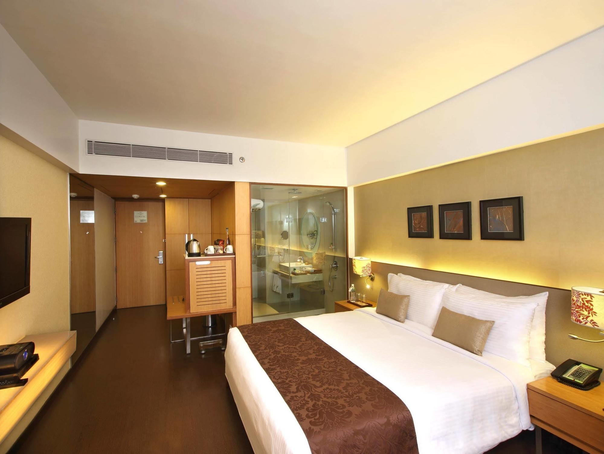 Fortune Select Sg Highway, Ahmedabad - Member Itc Hotels' Group Eksteriør billede