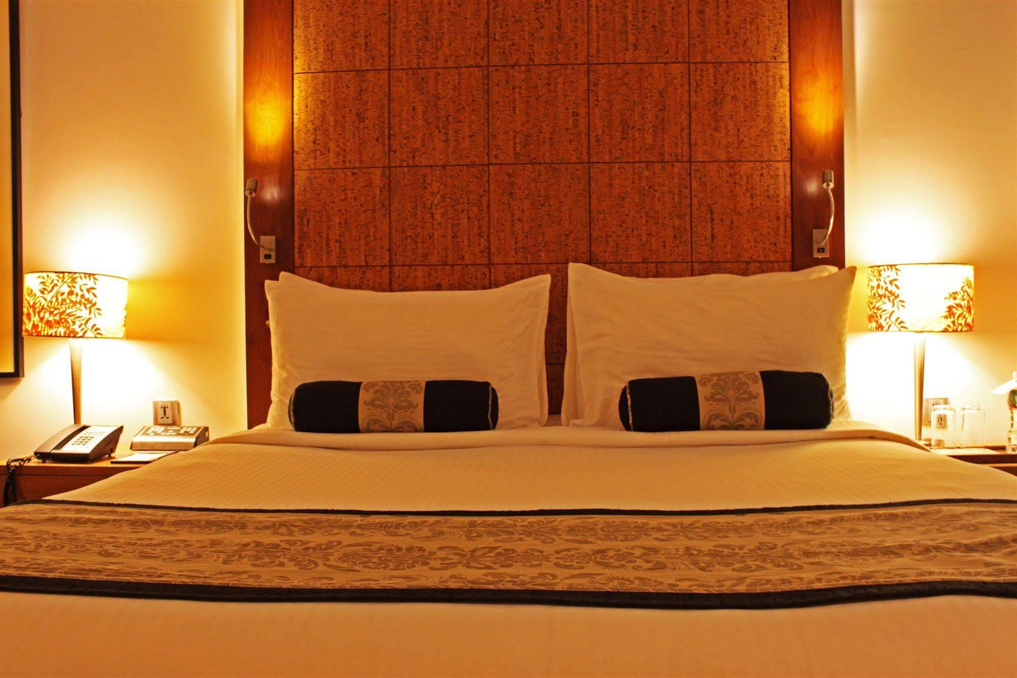 Fortune Select Sg Highway, Ahmedabad - Member Itc Hotels' Group Eksteriør billede